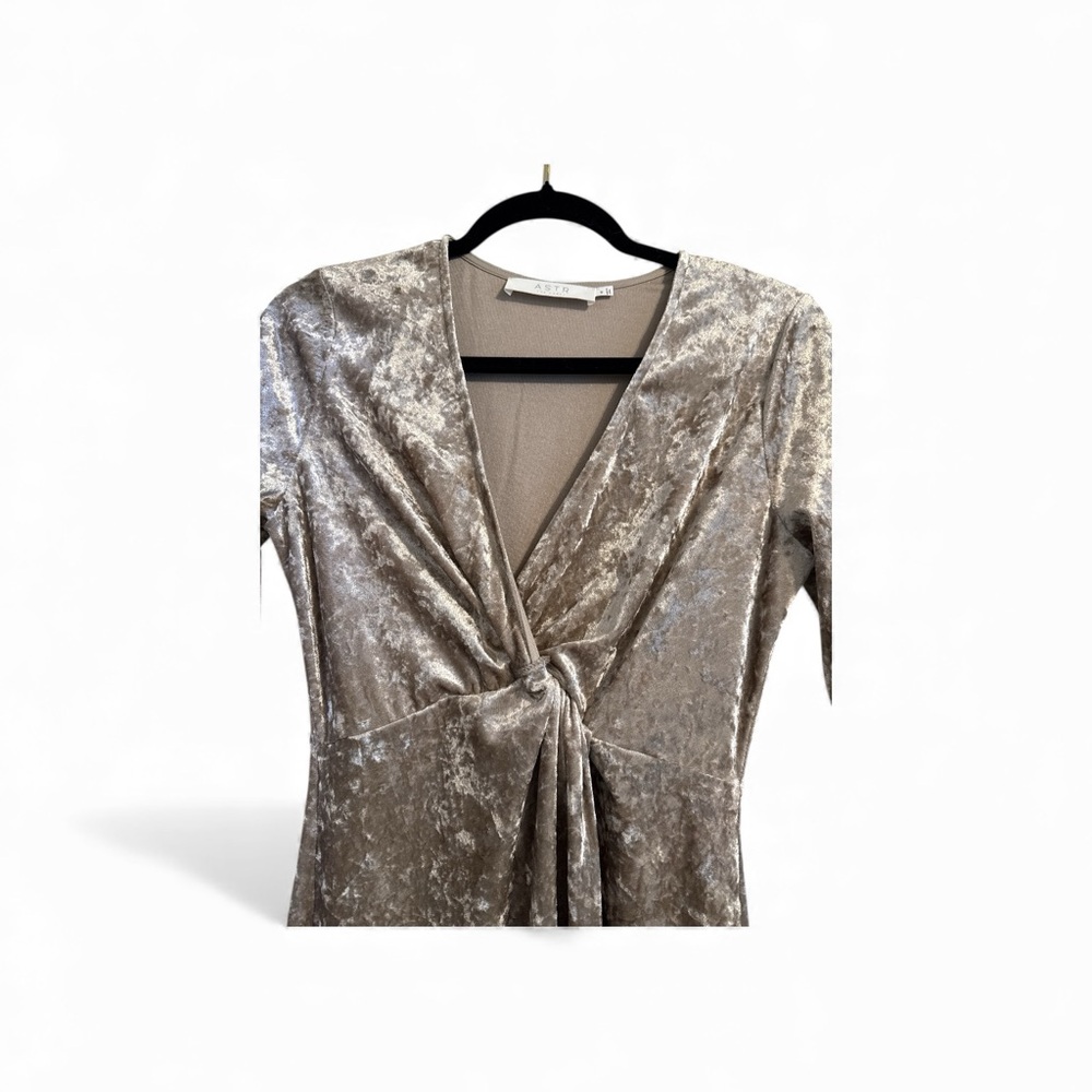 ASTR Velvet Shimmery Long Sleeve Mandy Faux Wrap Dress in Muted Gold Size M - Picture 4 of 11
